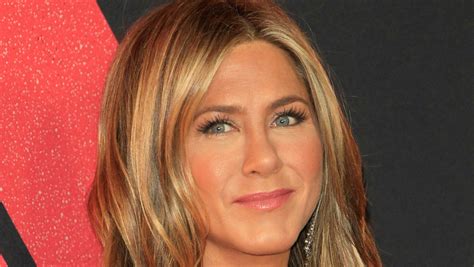 jennifer aniston makeup routine.